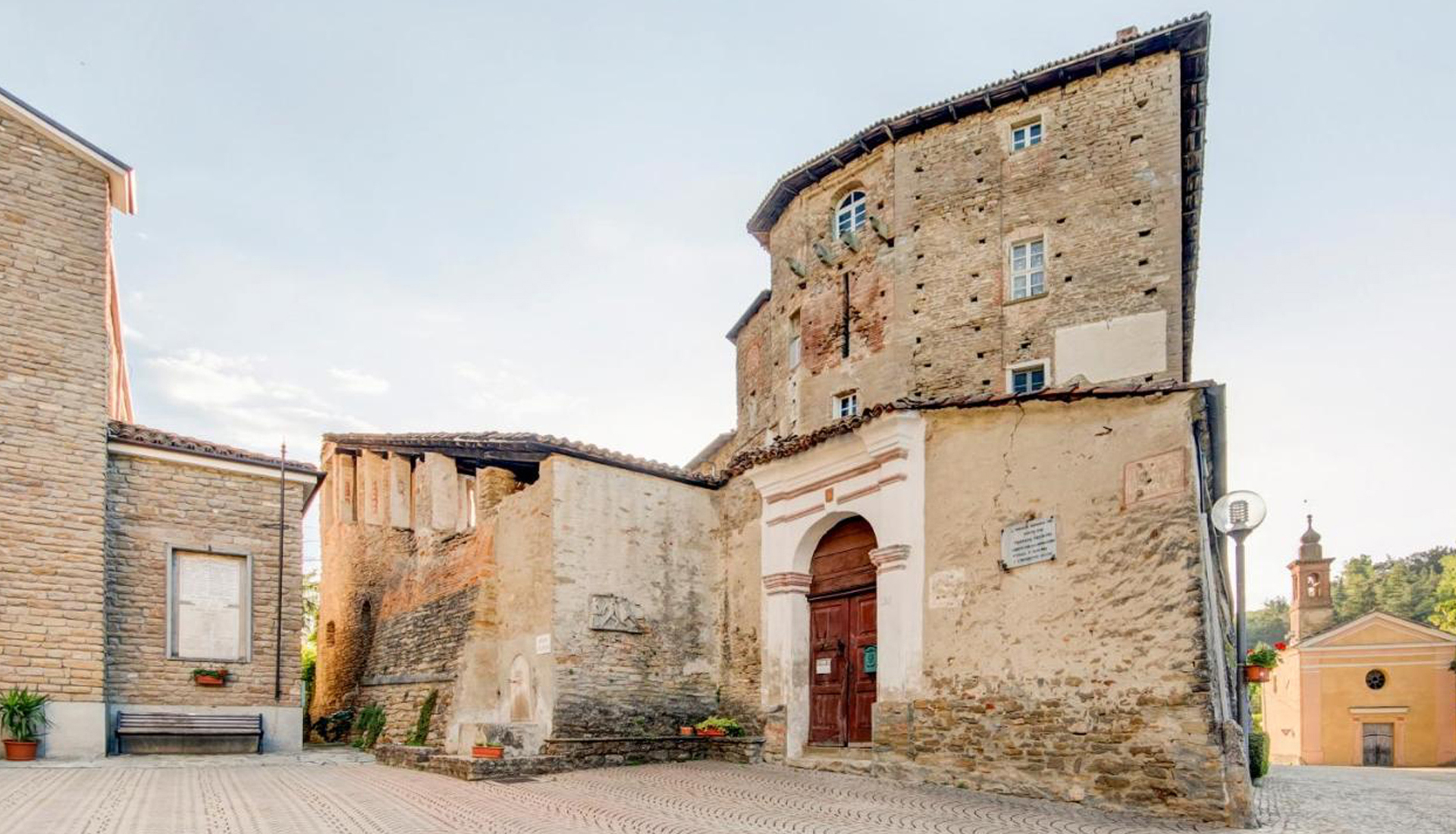 Borgomale Castle, the five-towered castle